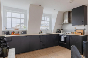 Glorious 2BD Duplex with Balcony Islington